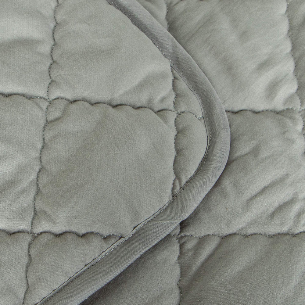 FLXXIE comforter is machine washable, simplifying care after busy days.