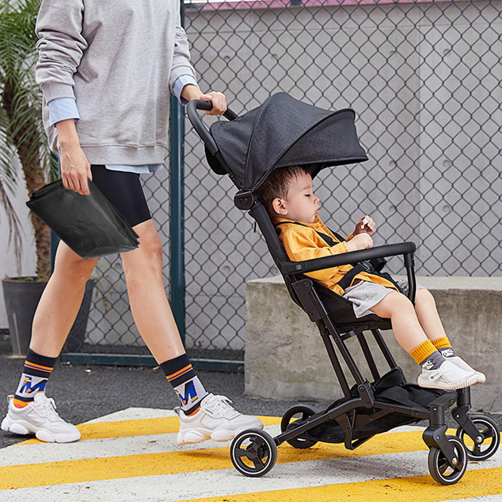 Flylin bag size 85x43x43 cm fits compact strollers for easy packing.