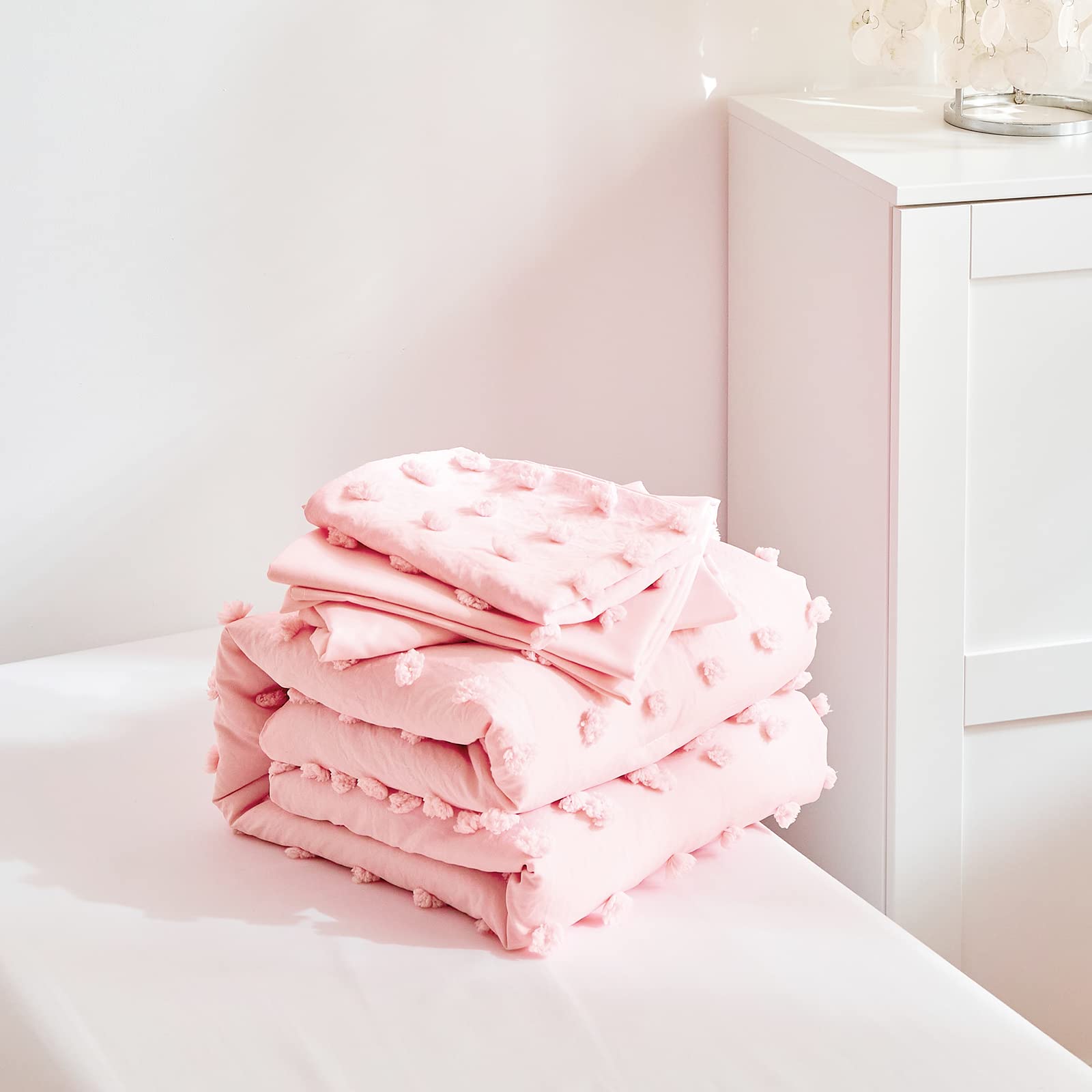 Flysheep 4 piece set includes comforter, sheets and pillowcase for easy styling