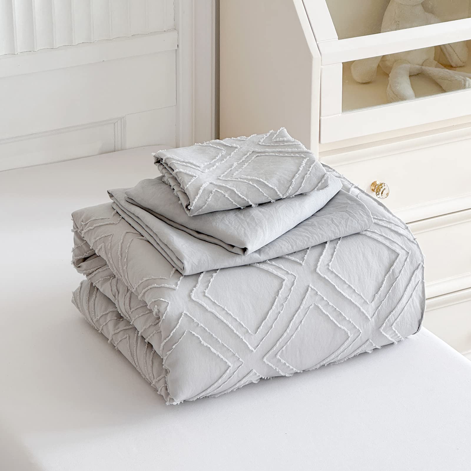 Flysheep reversible bedding set showcases versatile styling options.