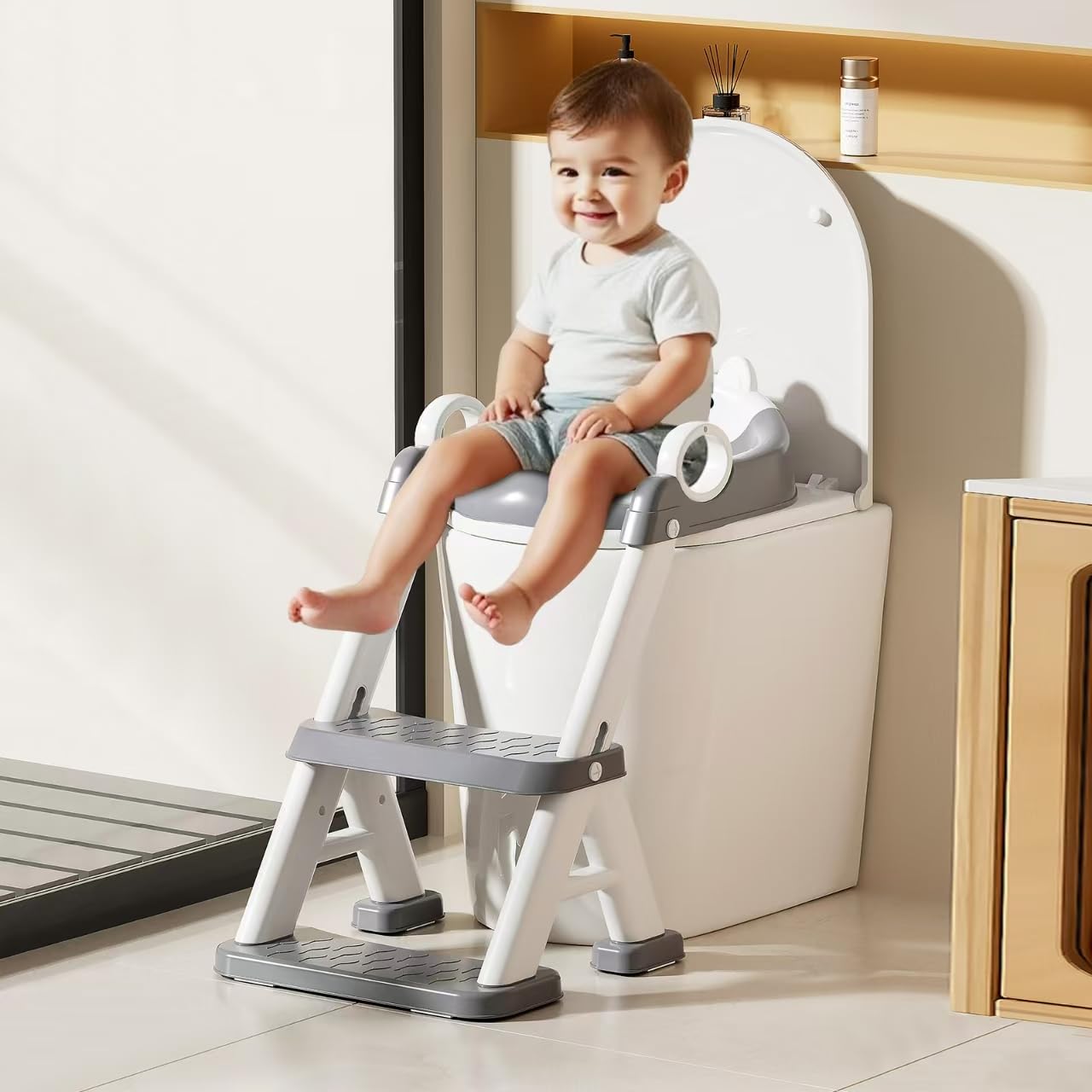 Fnaumdol Potty Training Seat lightweight design for easy child handling.