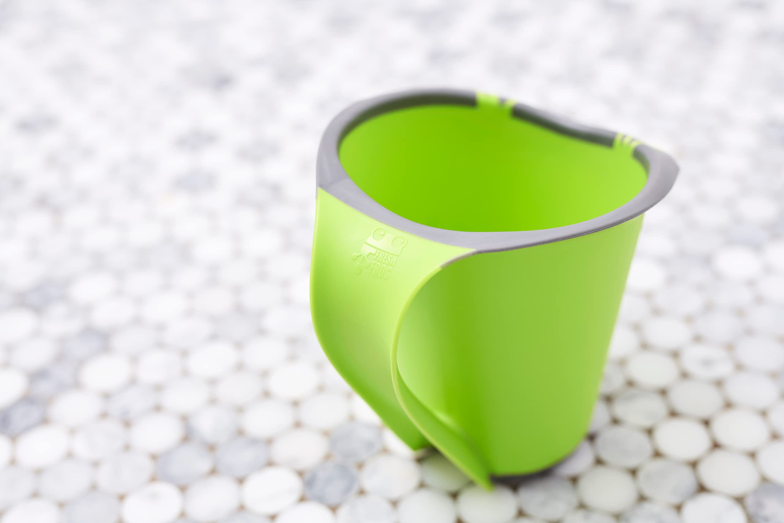 FRESH FROG Cascada makes bath time fun with cascading water rinse.
