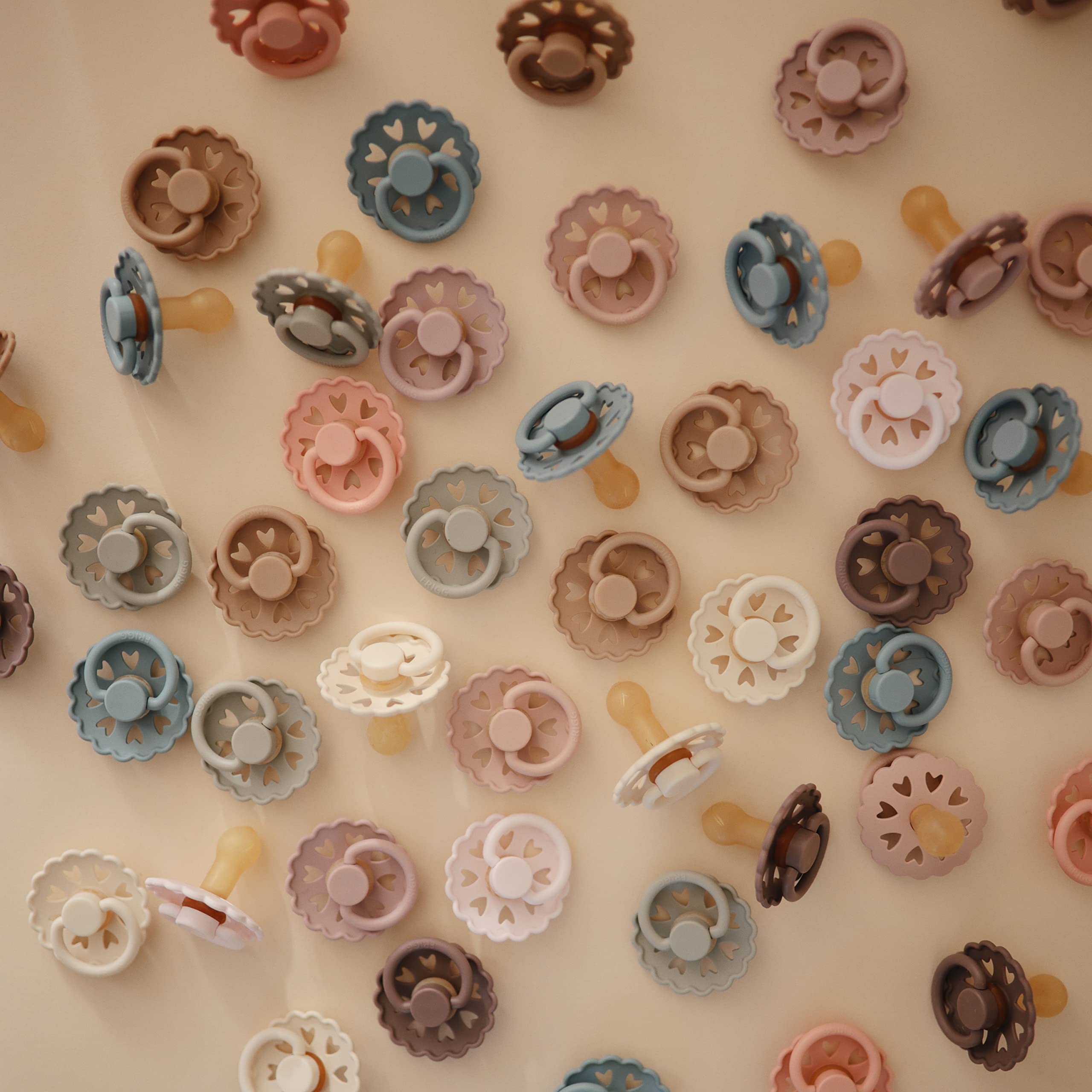 Frigg Andersen Fairytale open packaging reveals ergonomic nipple shield and soothing colors.