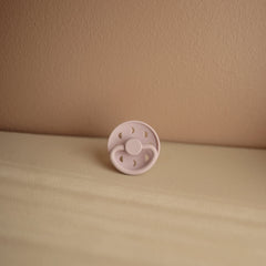 FRIGG Moon pacifier daffodil close-up with bright color cue