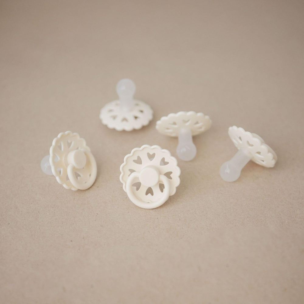 FRIGG natural rubber nipple closeup underscores material choice and soothing potential.