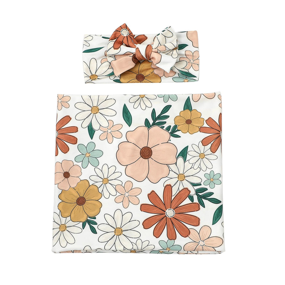 Galabloomer lightweight summer blanket keeps baby comfortable during warm days.