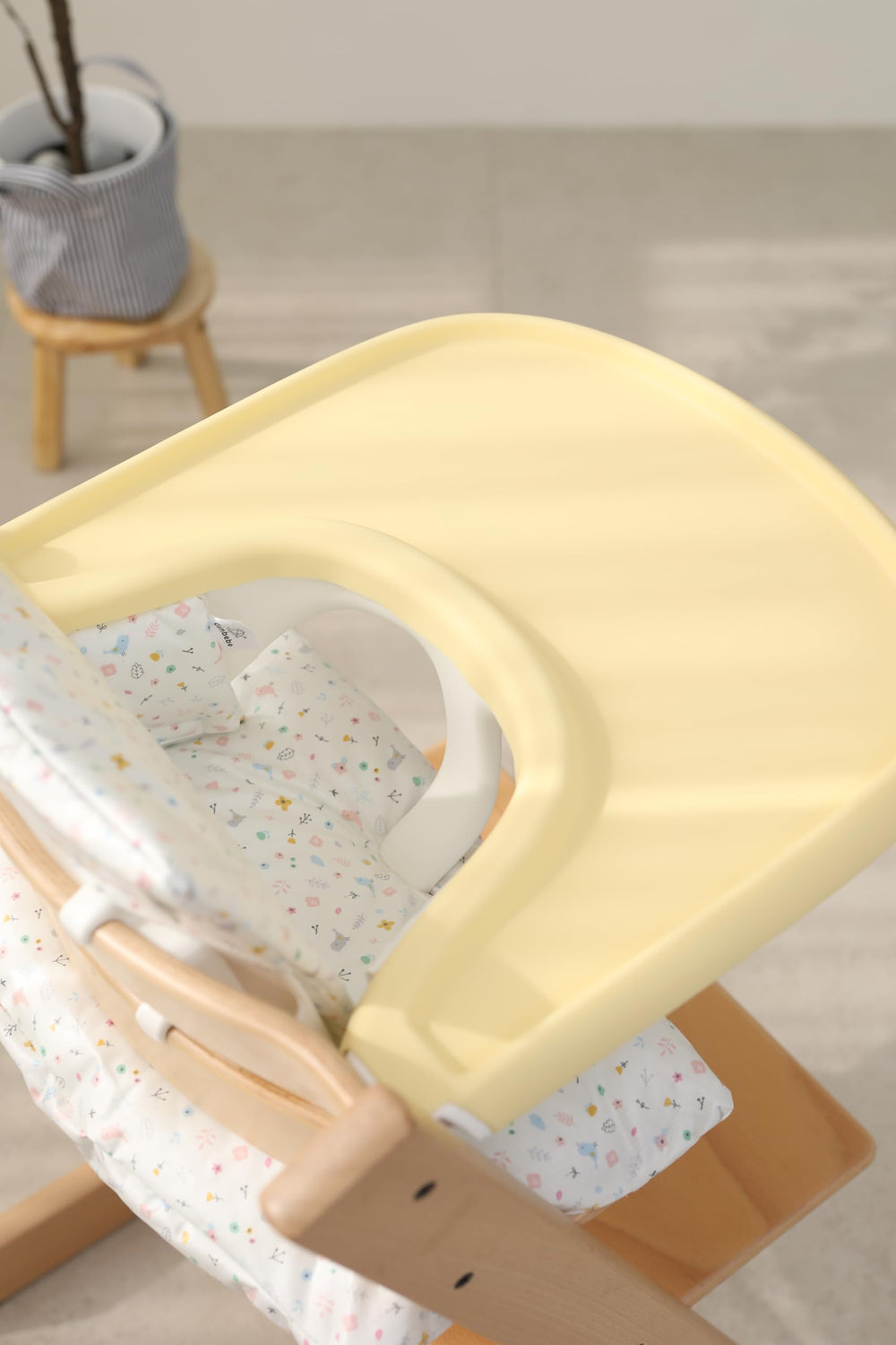 Gembebe butter-cream Tripp Trapp placemat fits snugly to protect against spills.
