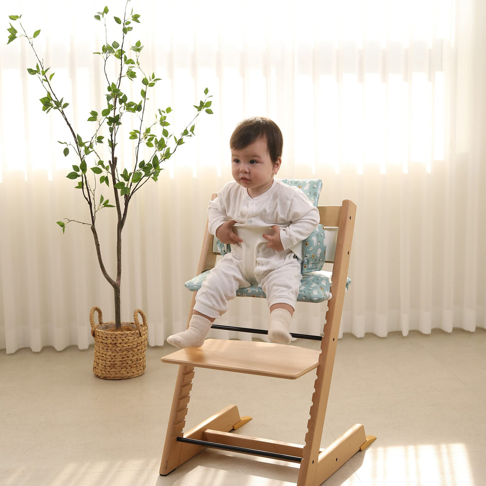 Compact newborn-friendly design fits Stokke Tripp Trapp snugly.