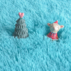 Gifeas blue round rug beside the bed creates a warm stepping surface