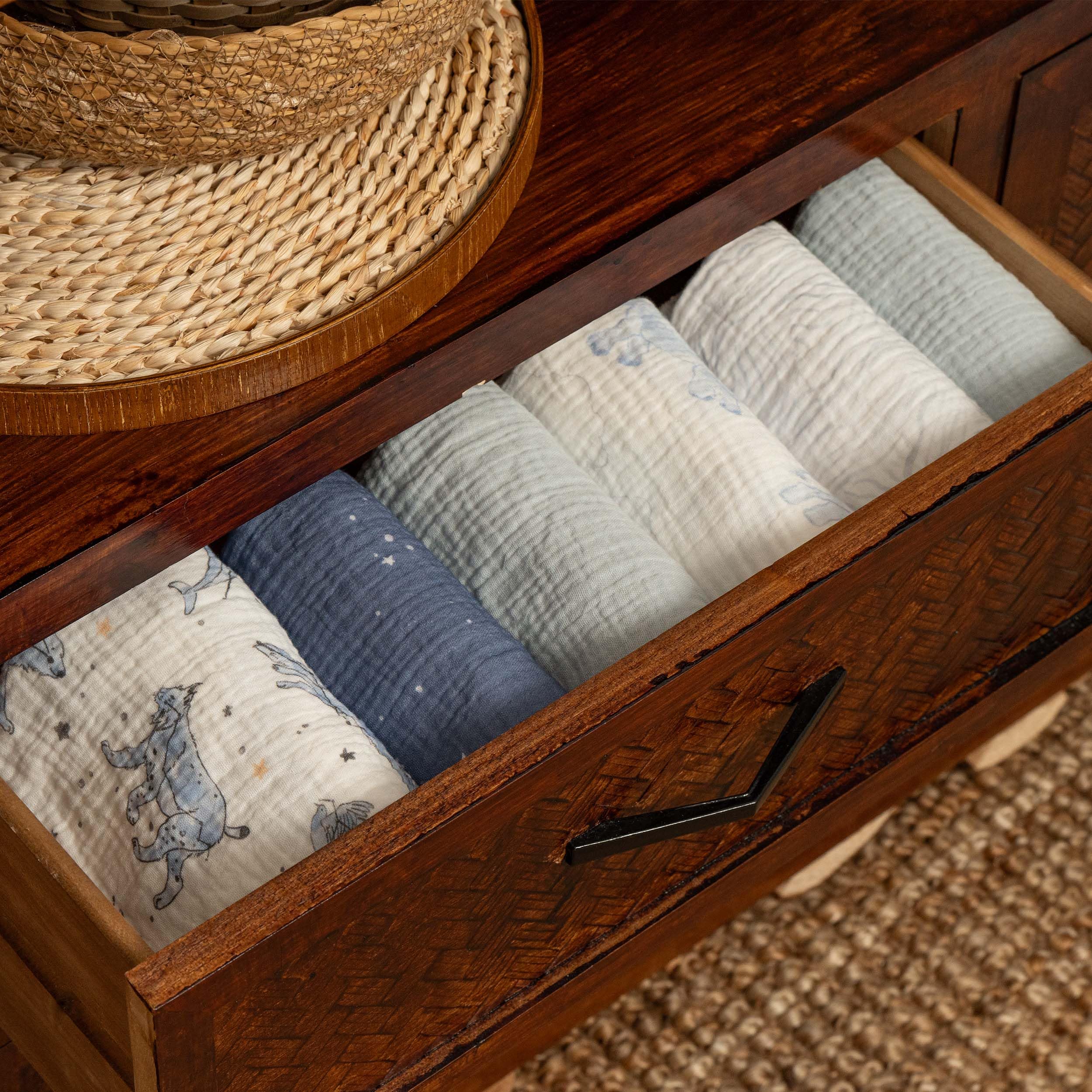 Gllquen Baby lightweight sheets stay dry through minor spills.