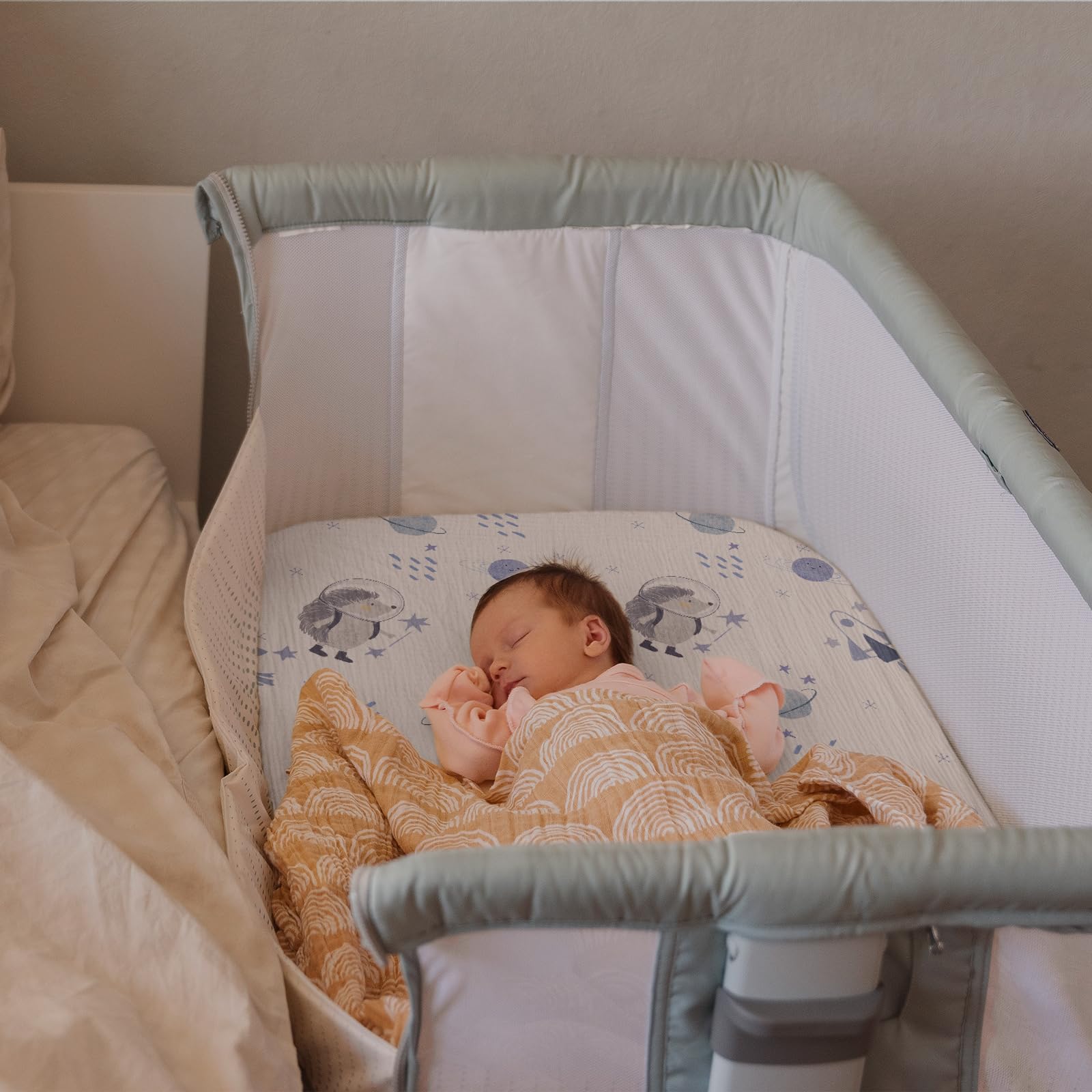 Gllquen Baby muslin sheets on a bassinet, universal fit shown