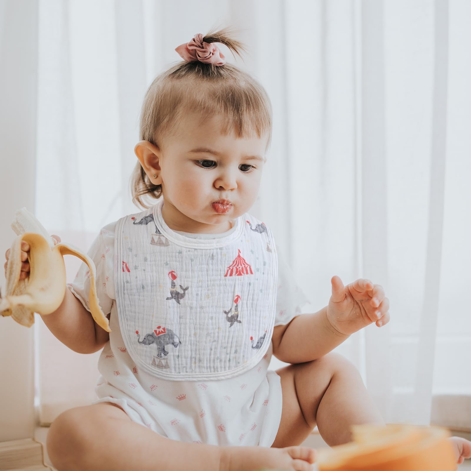 GLLQUEN BABY Circus bib demonstrates high absorption for drool and spills