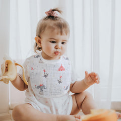 GLLQUEN BABY Circus bib demonstrates high absorption for drool and spills