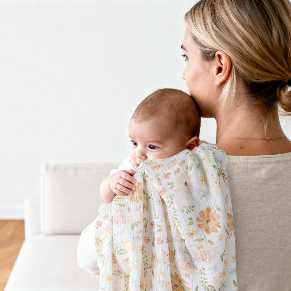 GLLQUEN BABY muslin swaddle texture close-up, showcasing soft cotton weave.