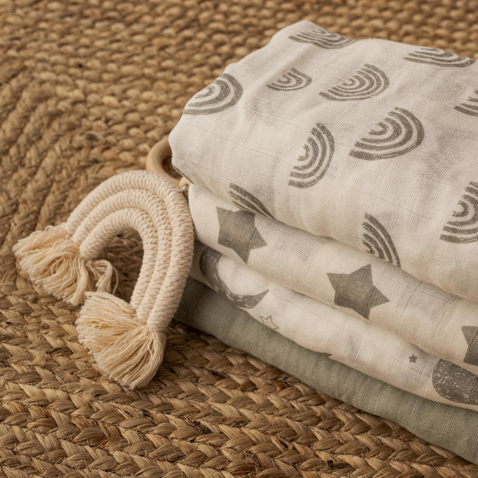 GLLQUEN BABY Star swaddle gift; perfect for newborns and registry.