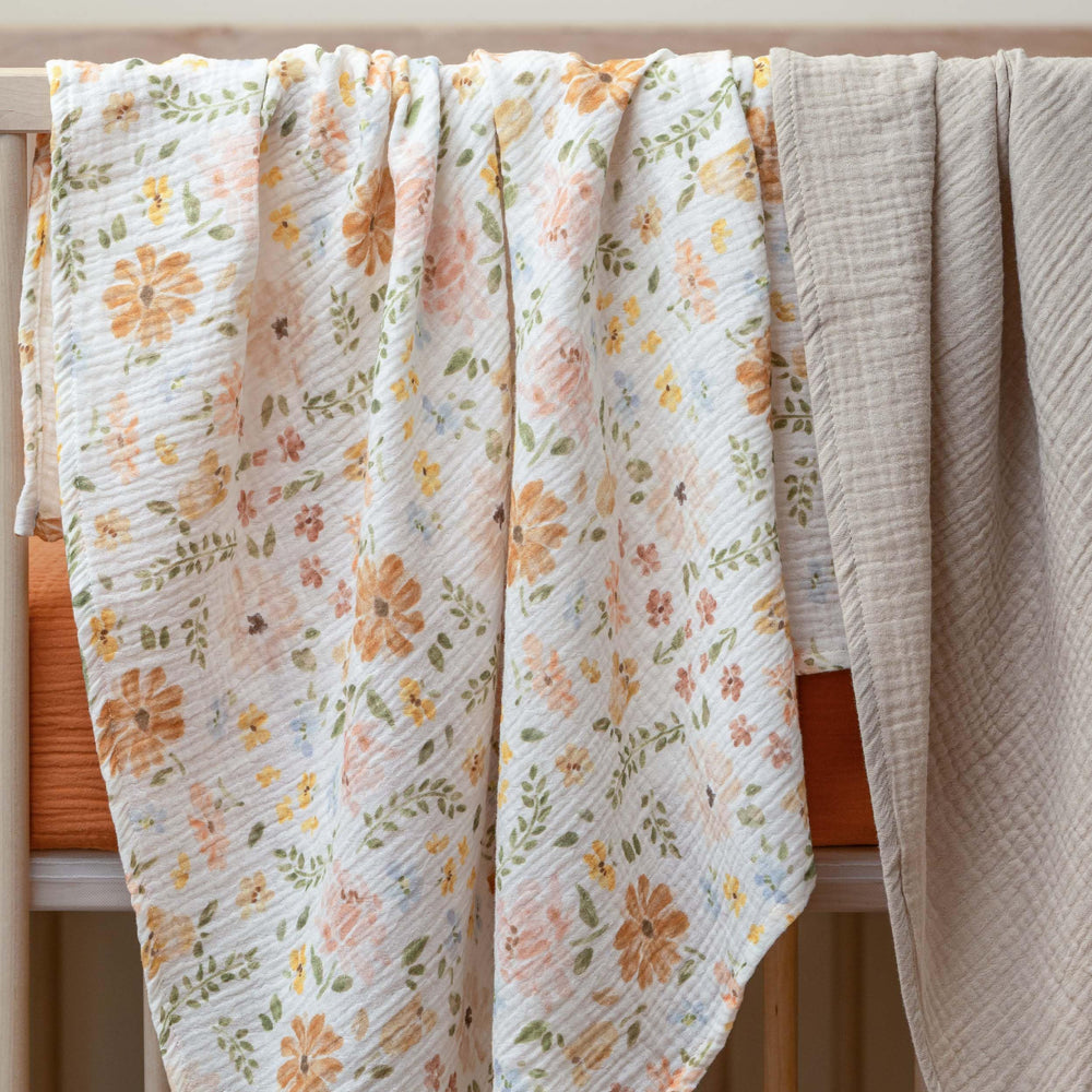 GLLQUEN BABY swaddle used as nursing cover or stroller shade.