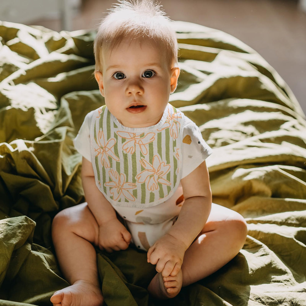 GLLQUEN BABY machine-washable bib for easy cleanup.