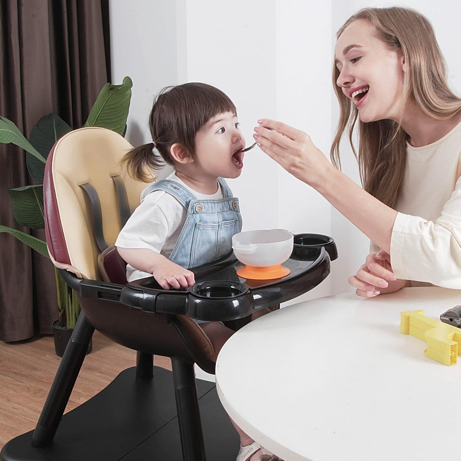 Gofirst 5-point harness ensures secure seating during meals