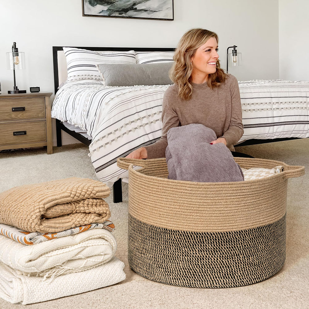 Goodpick extra-large wicker basket 83L, perfect for organizing throws in the living room.