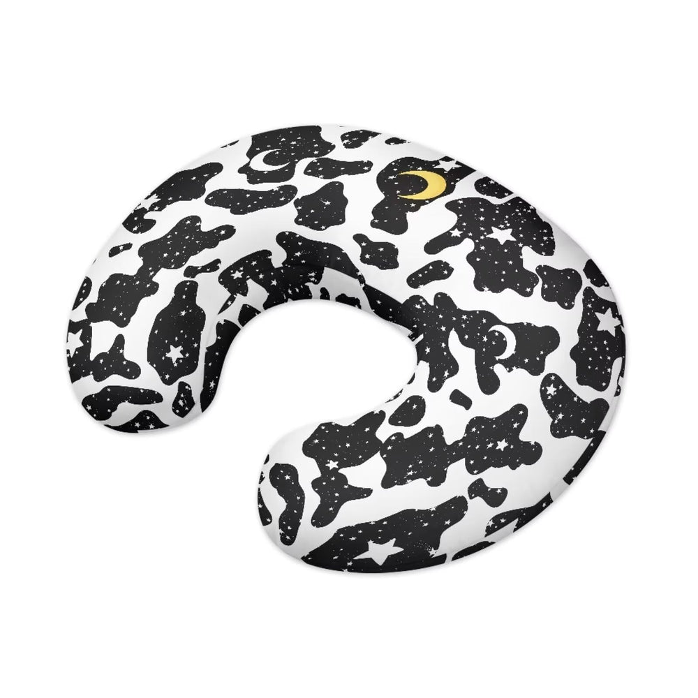 Goronwyfloyd breathable slipcover keeps the pillow cool and fresh between feeds.