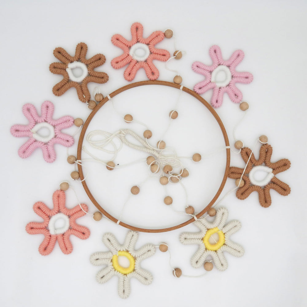 Goukurlsma Calming Daisy Design creates a peaceful nursery ambiance.