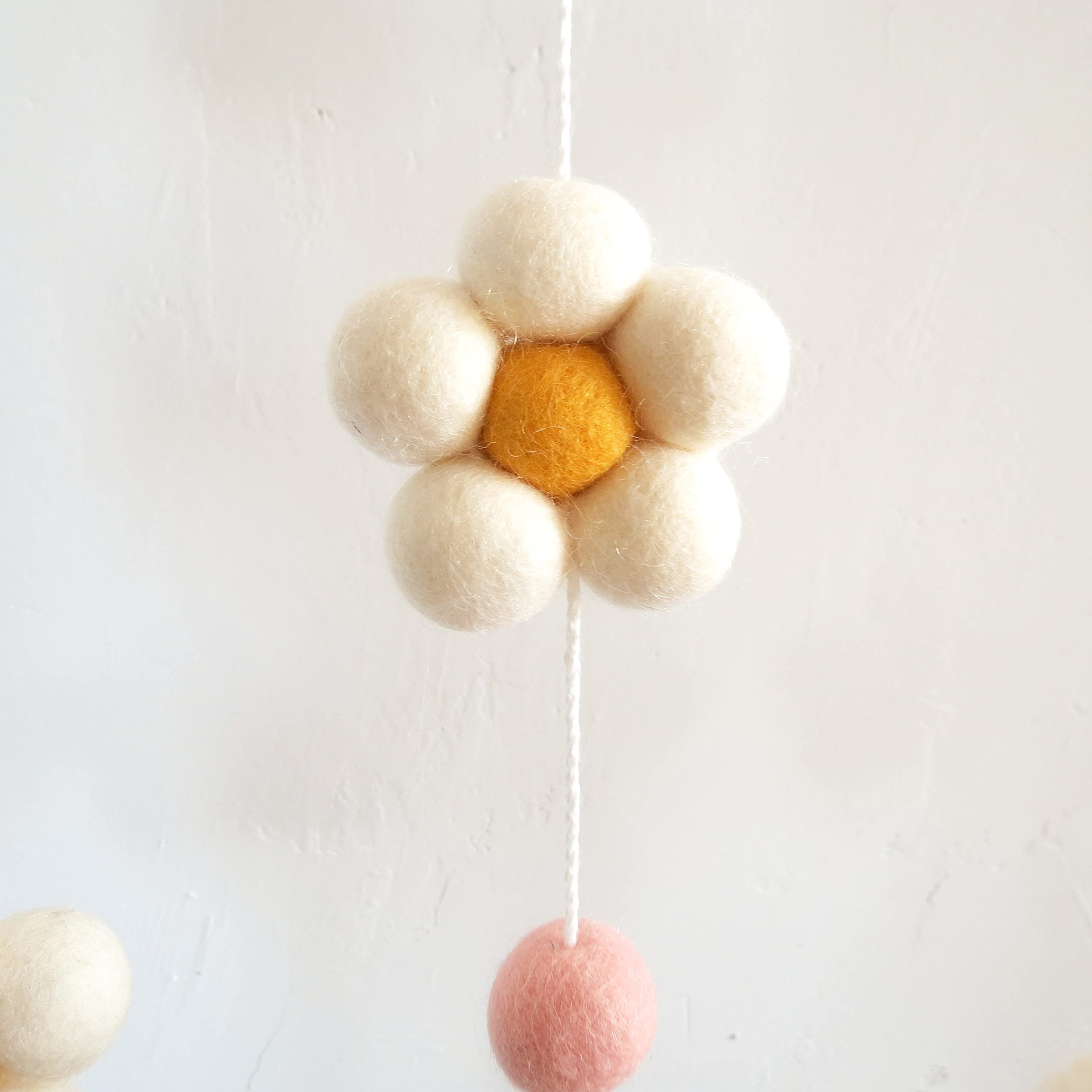 Goukurlsma Daisy Mobile is easy to assemble and hang.