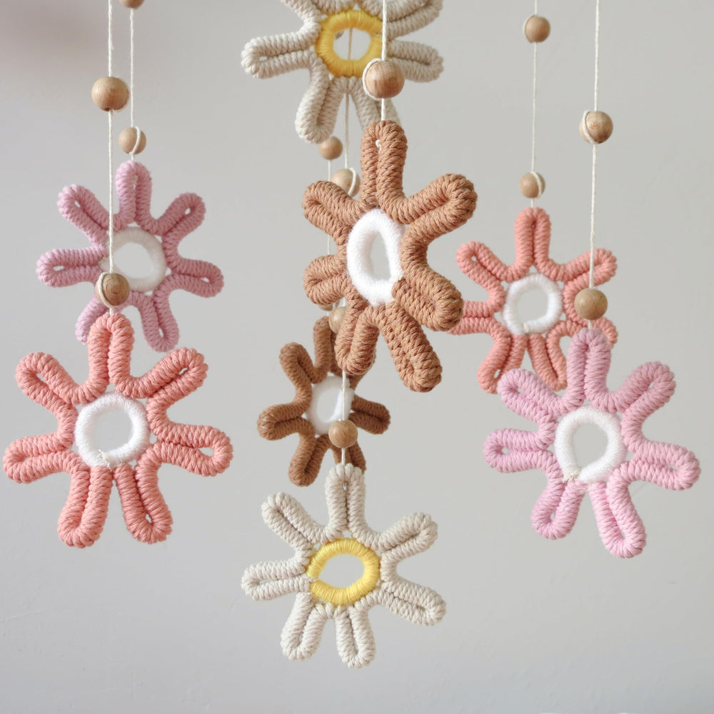Goukurlsma Daisy Mobile for Girls supports visual focus with high-contrast shapes.