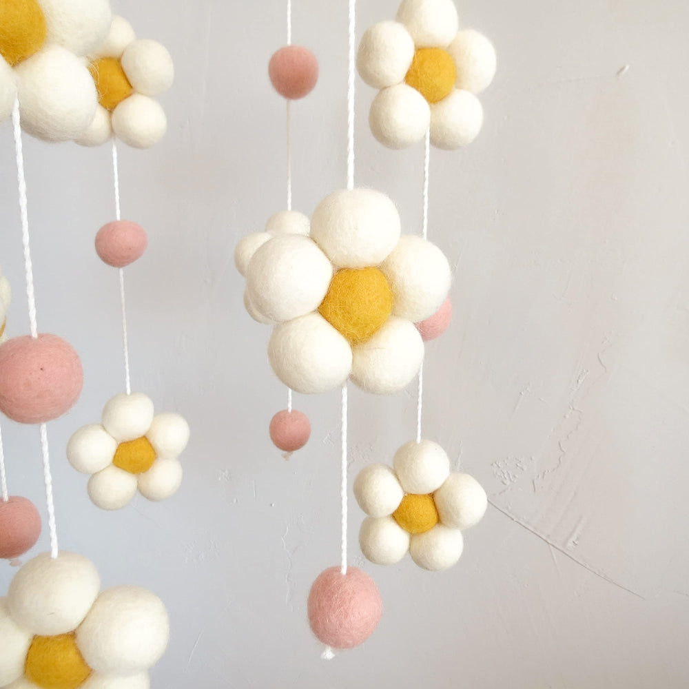 Goukurlsma Daisy Mobile's neutral palette suits most nurseries.