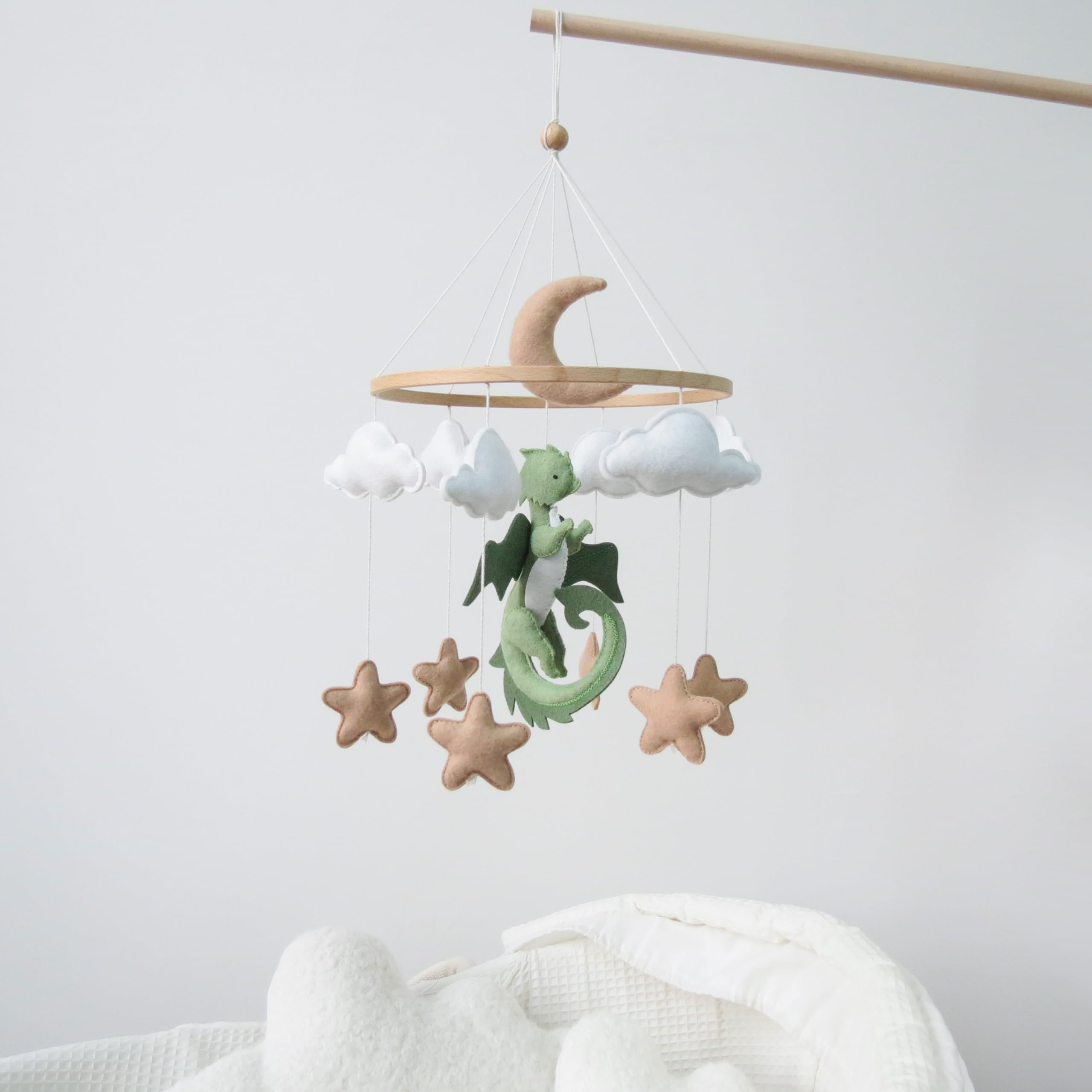 Goukurlsma dragon mobile showcases 3D dragons, clouds, and stars that captivate babies' attention.
