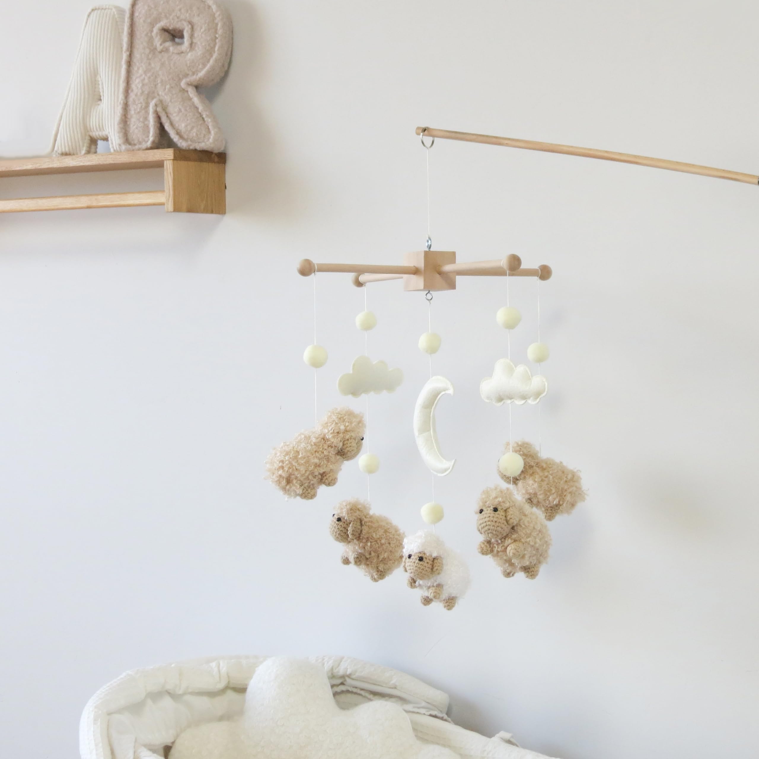 Goukurlsma hanging bracket or ceiling hook enables flexible mounting.