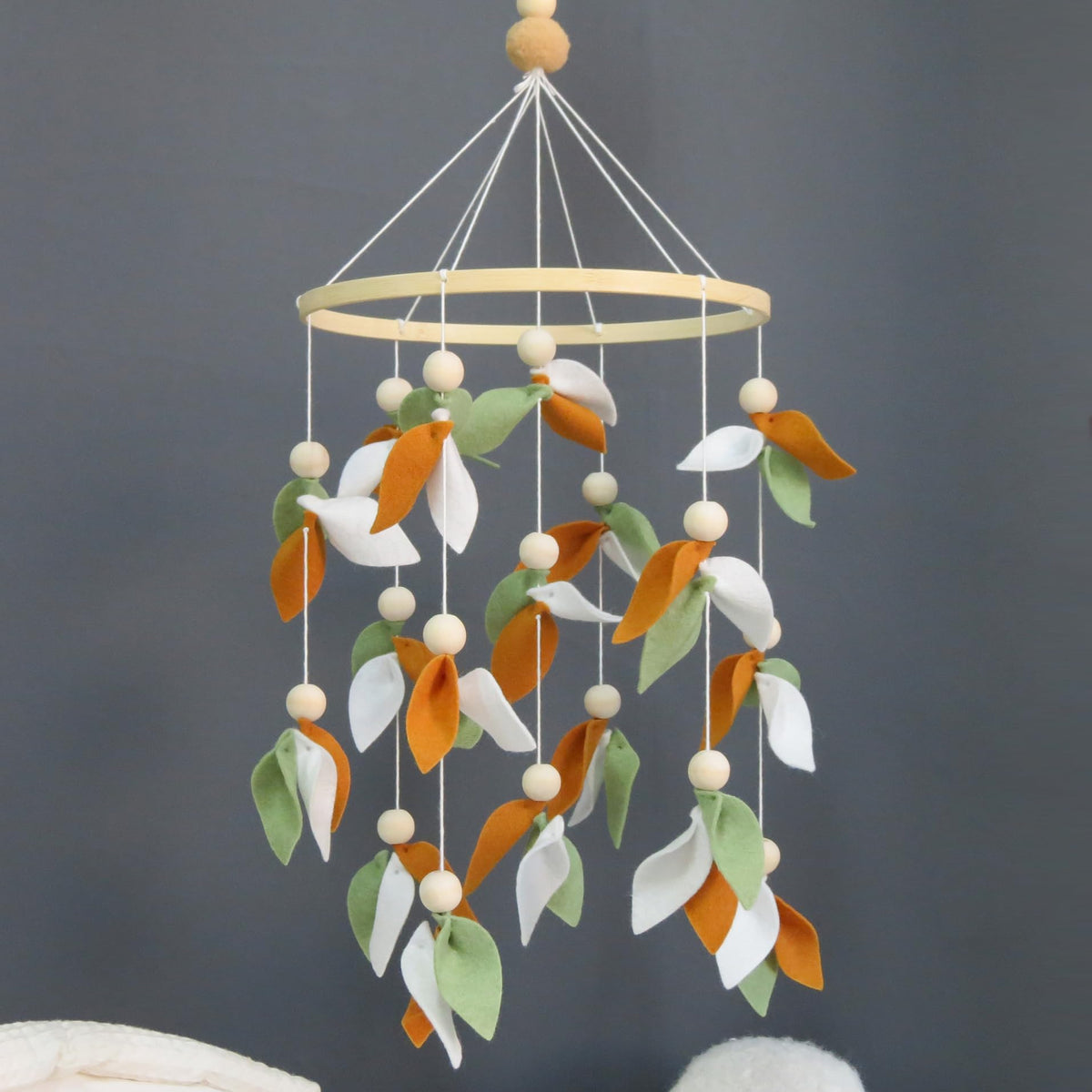 Goukurlsma Leaf Crib Mobile features forest design with leaves and beads for calming visual engagement.