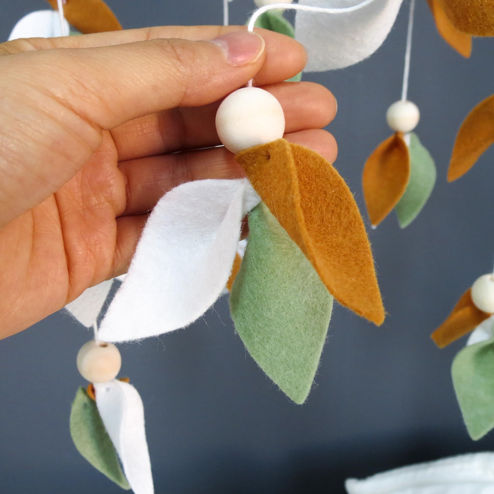 Goukurlsma Leaf Crib Mobile’s lightweight airy design complements any crib setup.