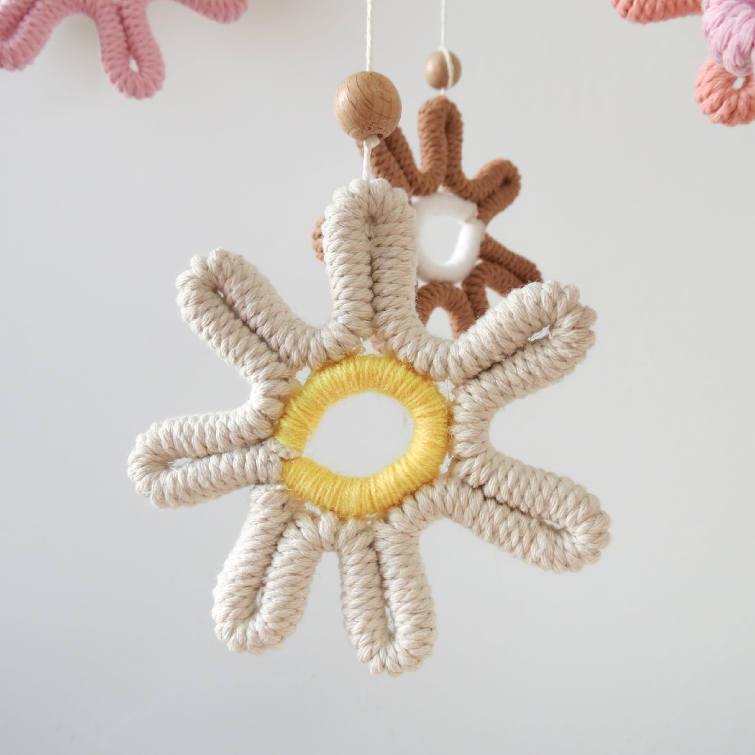 Goukurlsma Natural Eco-friendly Daisy Mobile uses safe materials for nurseries.