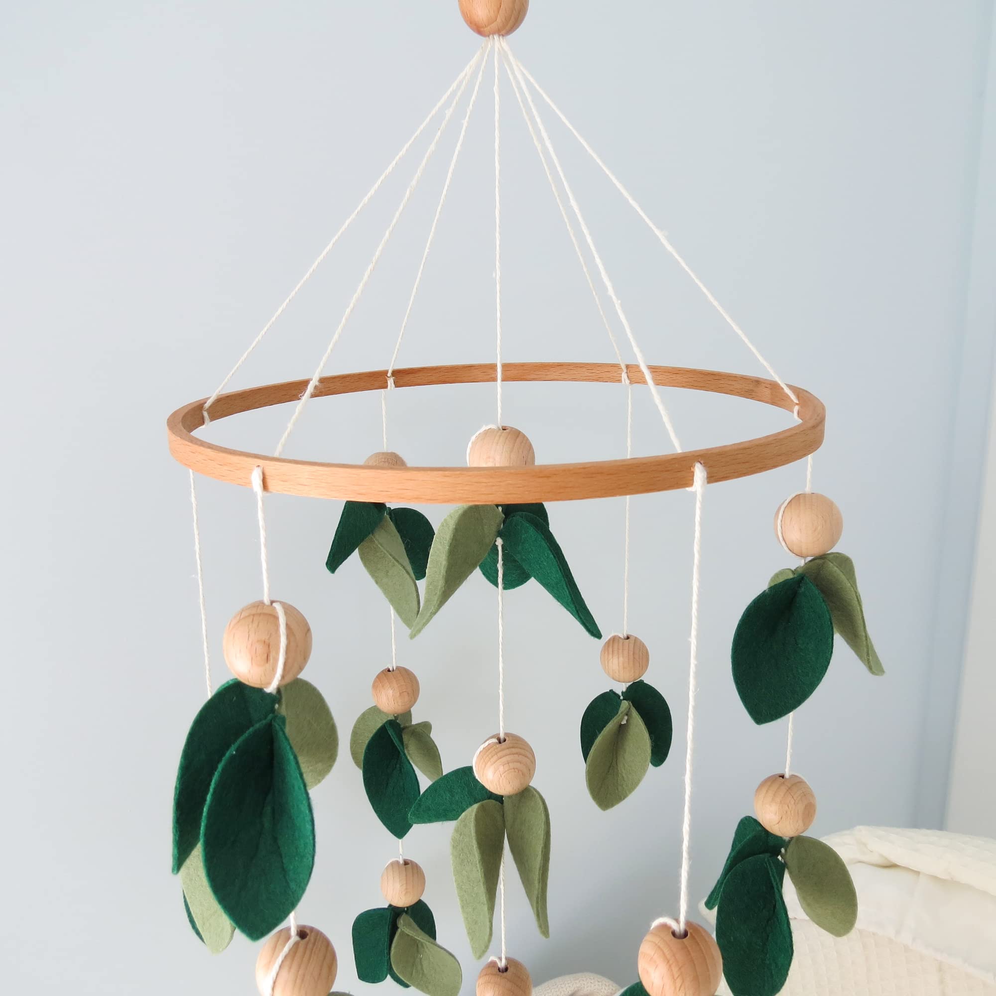 Goukurlsma wooden-ring forest mobile is lightweight and easy to install.