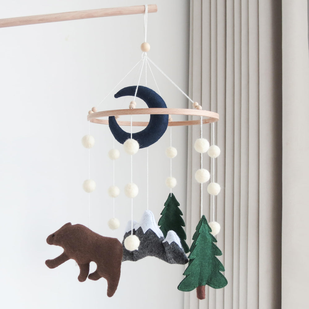 GOUKURLSMA Woodland Mobile: bear focal point for a calming crib atmosphere.