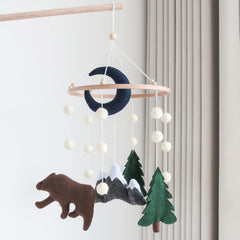 GOUKURLSMA Woodland Mobile: bear focal point for a calming crib atmosphere.