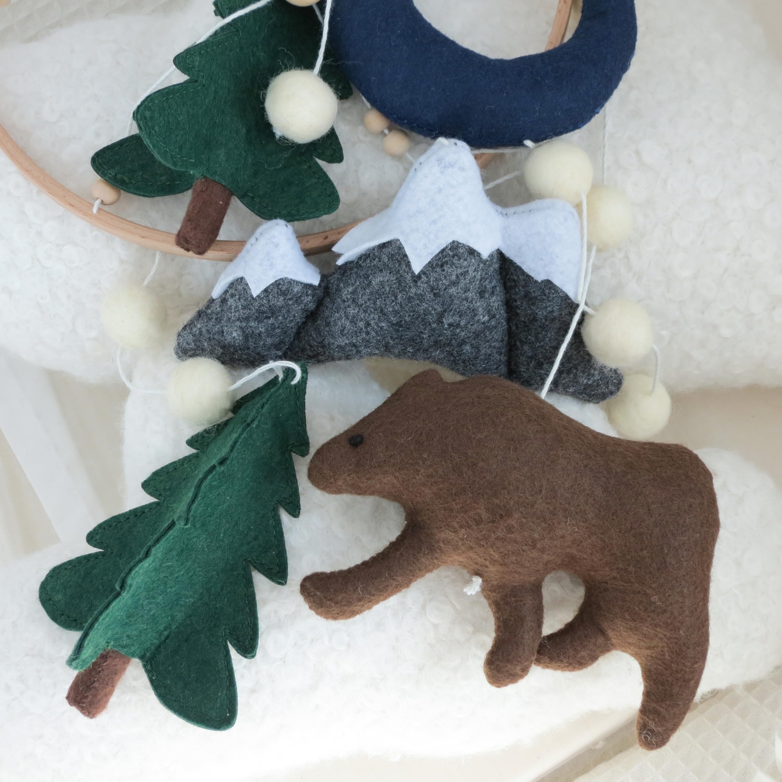 GOUKURLSMA crib mobile fosters curiosity with charming forest accents.