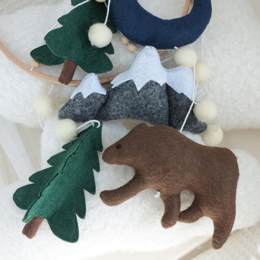 GOUKURLSMA crib mobile fosters curiosity with charming forest accents.