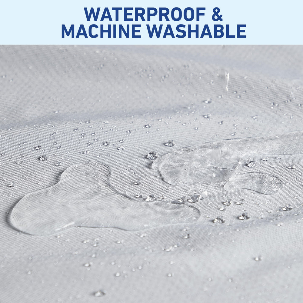 Graco splat mat is waterproof and easy to wipe clean after meals.