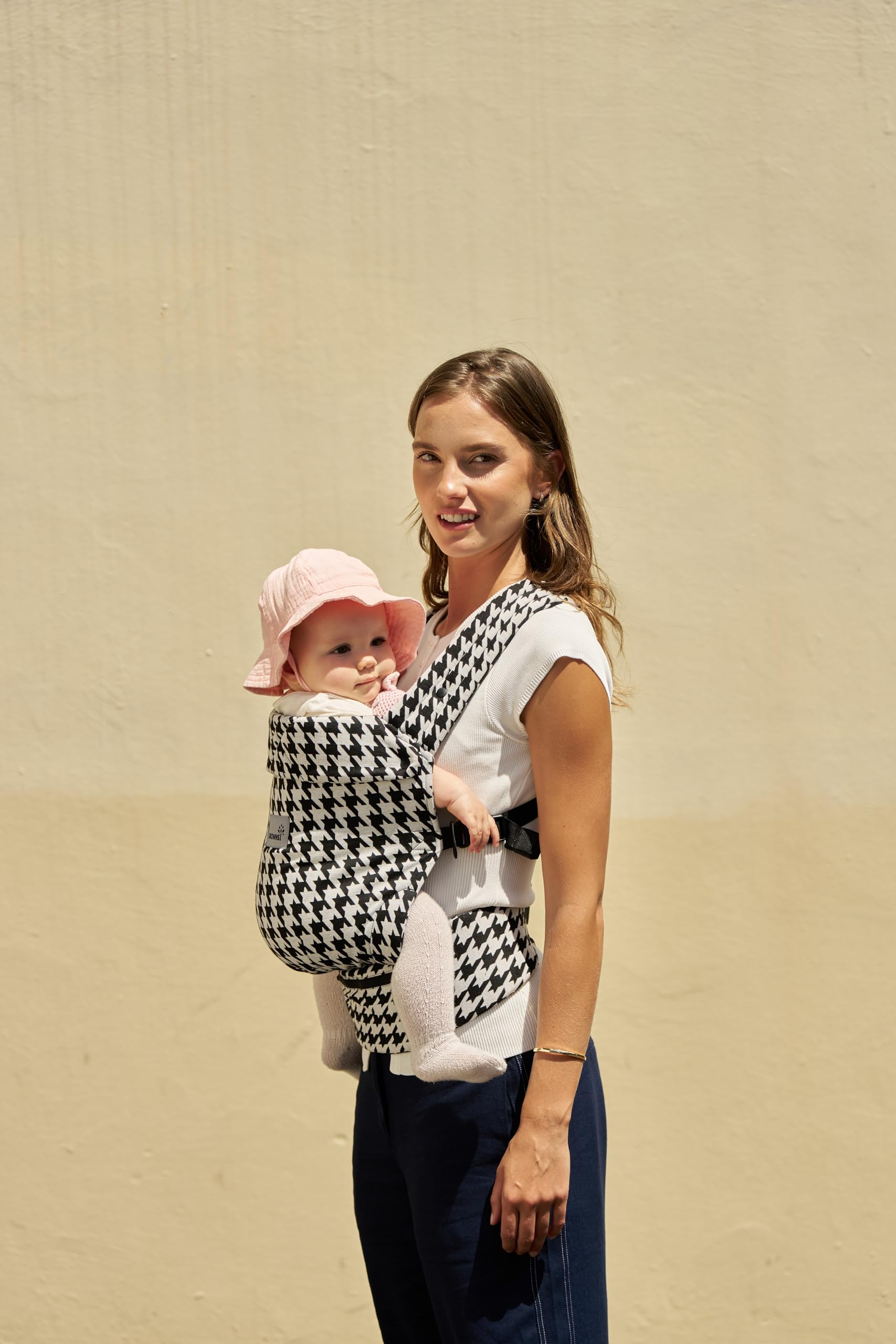 Grownsy ergonomic three-point support highlights even weight distribution for comfortable carrying.