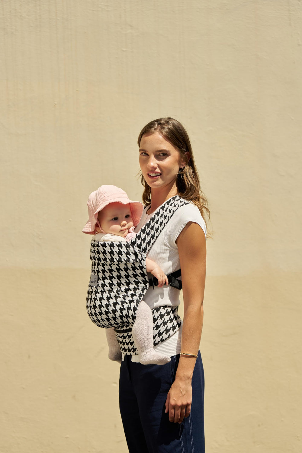 Grownsy ergonomic three-point support highlights even weight distribution for comfortable carrying.