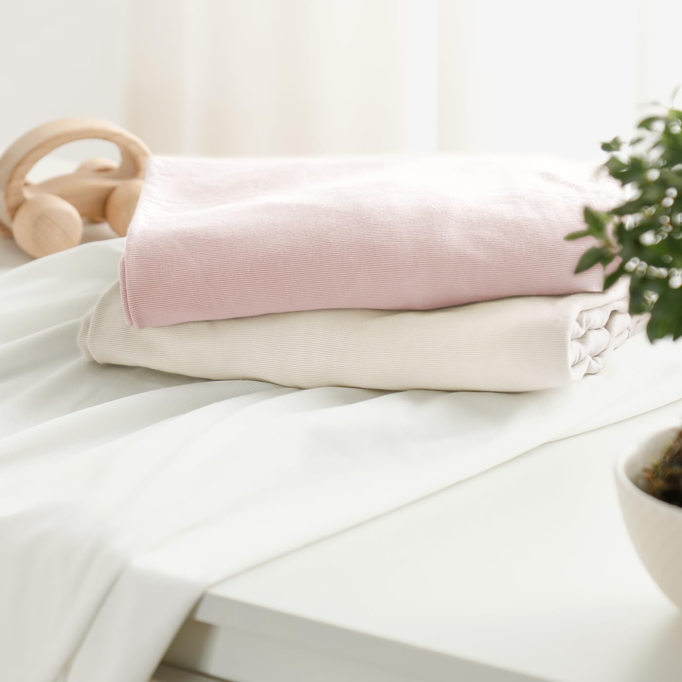 Cream and pink GRSSDER nursery set brightens the space with cozy sheets.