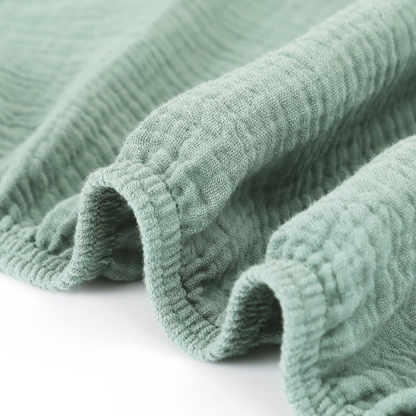 GRSSDER crib-sheet-in-use-baby-bed-scene evokes a calm, breathable sleep space.