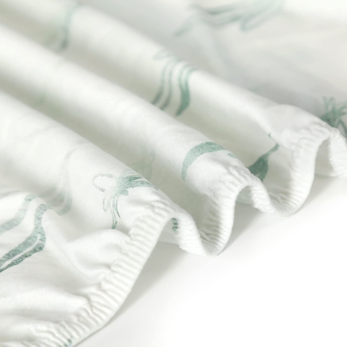 GRSSDER deep-pocket fit stays in place as baby moves.