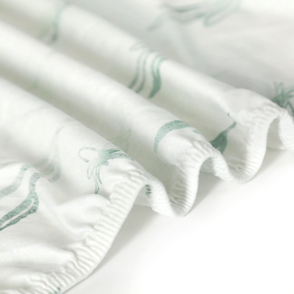GRSSDER deep-pocket fit stays in place as baby moves.