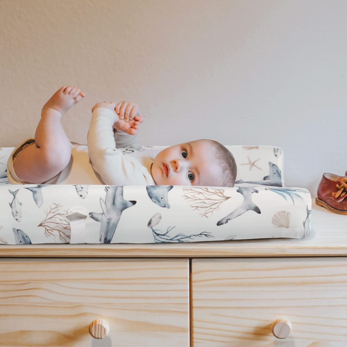 GRSSDER Machine-washable fabric makes cleanup simple after diaper changes.