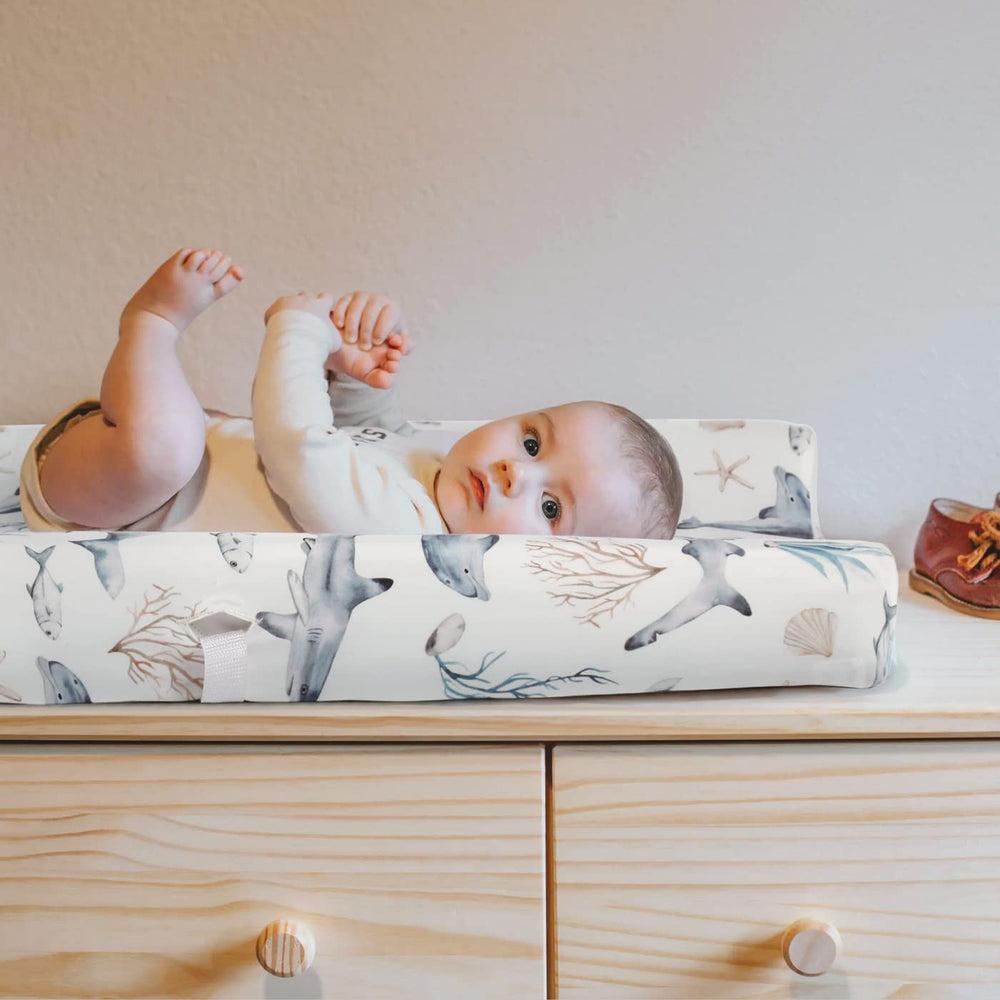 GRSSDER Machine-washable fabric makes cleanup simple after diaper changes.