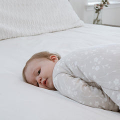GUNAMUNA sleep sack demonstrates natural froggy-leg positioning for hip development