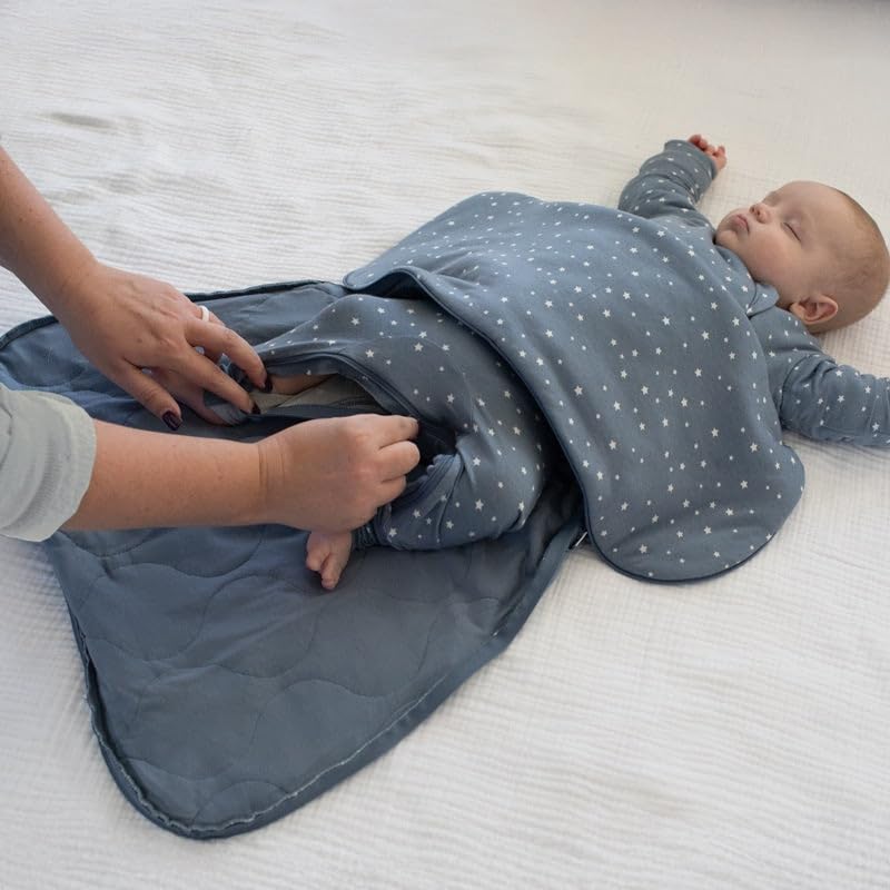 Gunamuna sleep sack demonstrates froggy leg position for hip-friendly comfort.