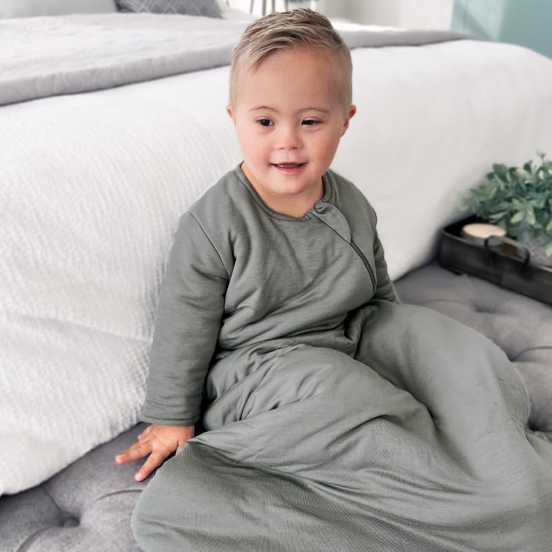 Gunamuna sleep sack sage hip-position, froggy-styled sleep for comfortable hips.